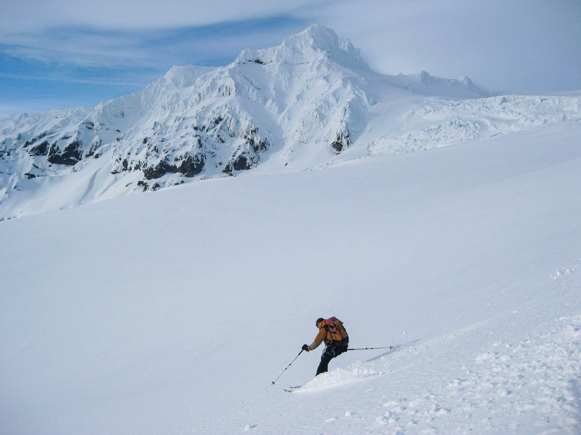 Downhill skiing with Hvannadalshnúkur in the background