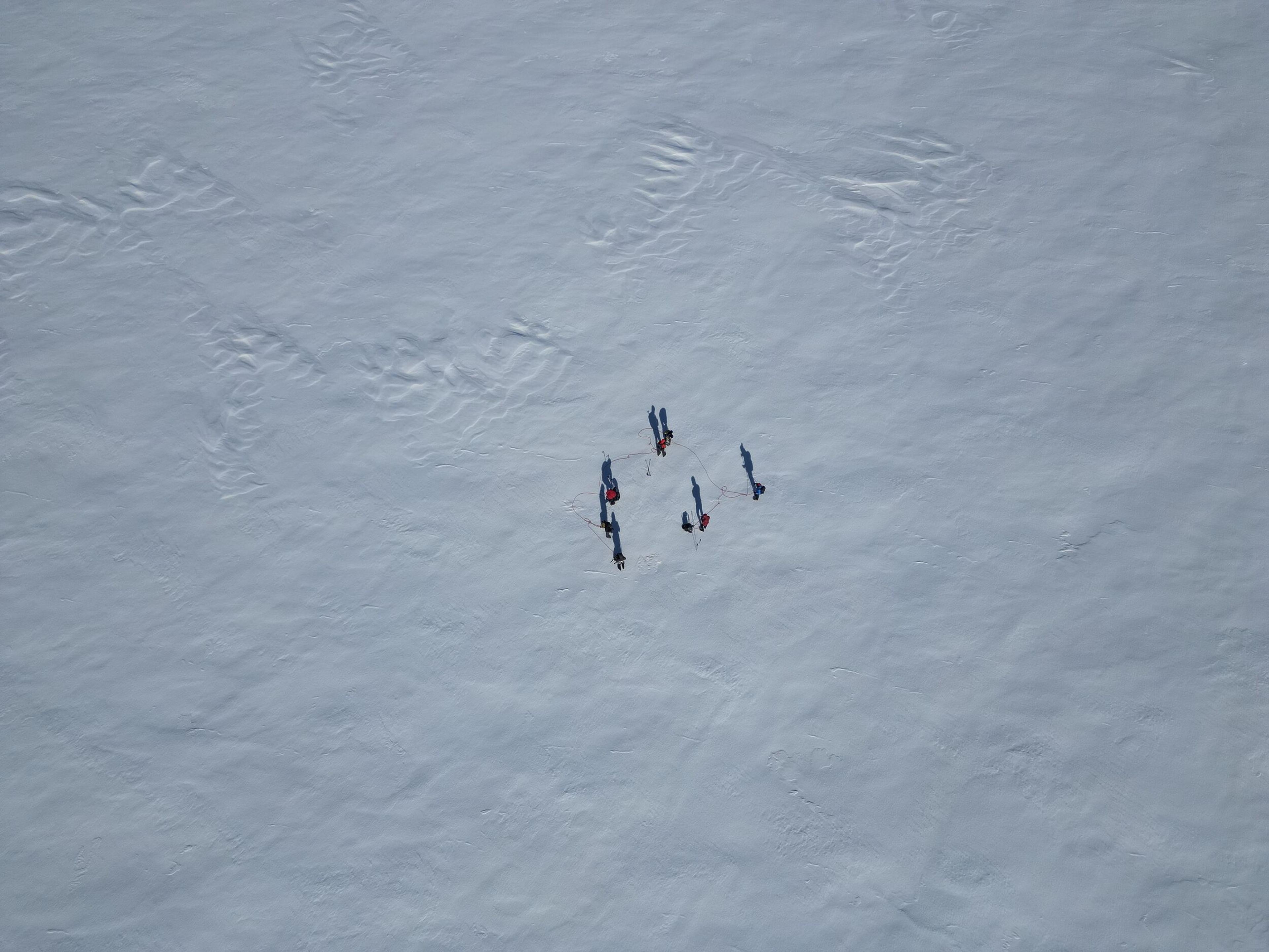 An overview of hikers from a much higher altitude on the ice cap on their way to summiting Hvannadalshnúkur