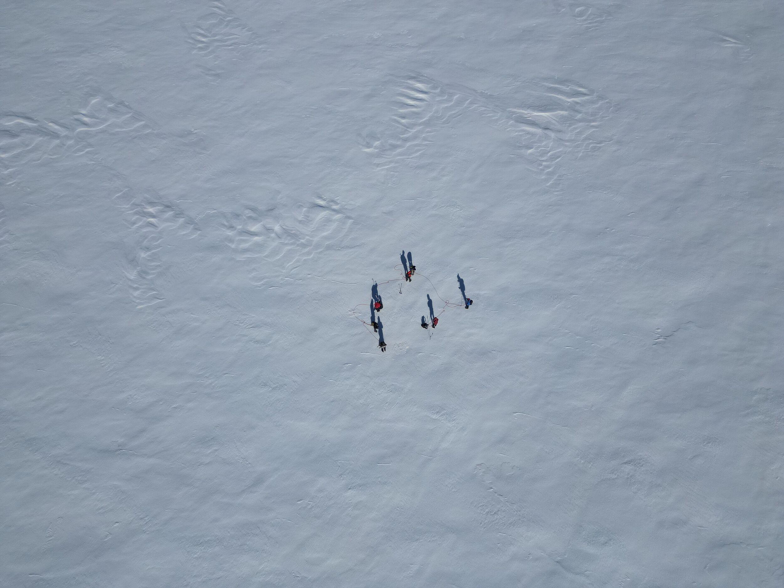 An overview of hikers from a much higher altitude on the ice cap on their way to summiting Hvannadalshnúkur