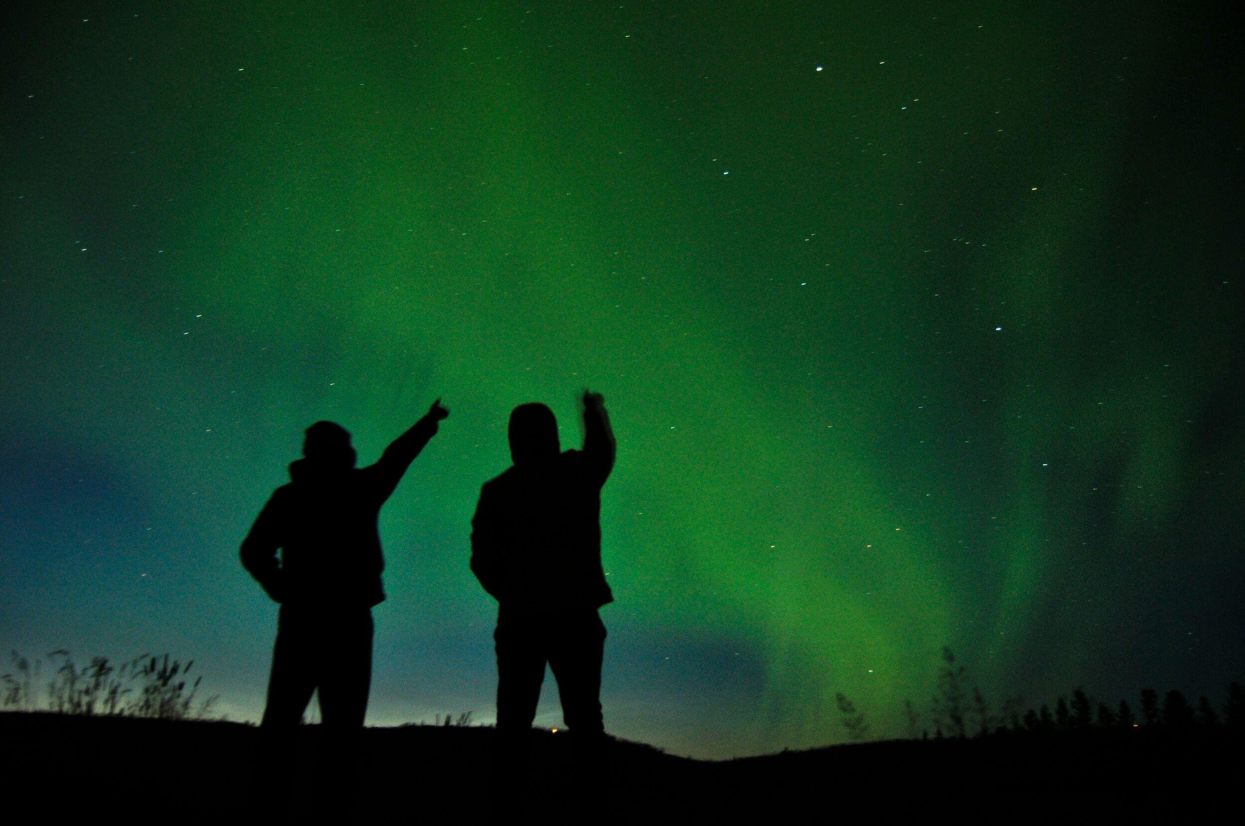 two people looking at the nothern lights