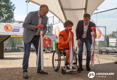 Rolstoelbasketballer Robin Poggenwisch opent de dag samen met wethouders Sport van de Gemeenten Overbetuwe (dhr. W. Hol) en Lingewaard (dhr. A.Slob)