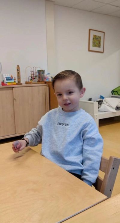 Kind zit aan tafel op het kinderdagcentrum