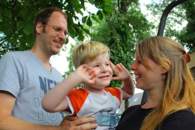 Vader en moeder houden liefdevol hun zoontje vast