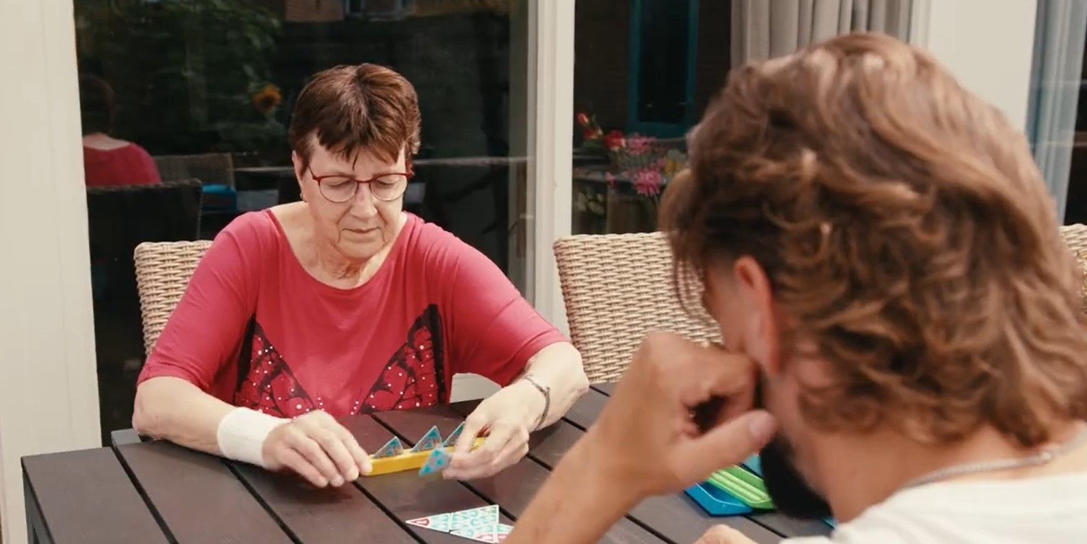 Afbeelding uit locatievideo spelletje aan tafel.jpg