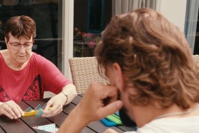Afbeelding uit locatievideo spelletje aan tafel.jpg