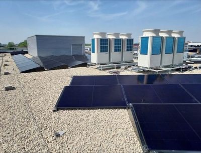 Waterpomp en zonnepanelen op het dak