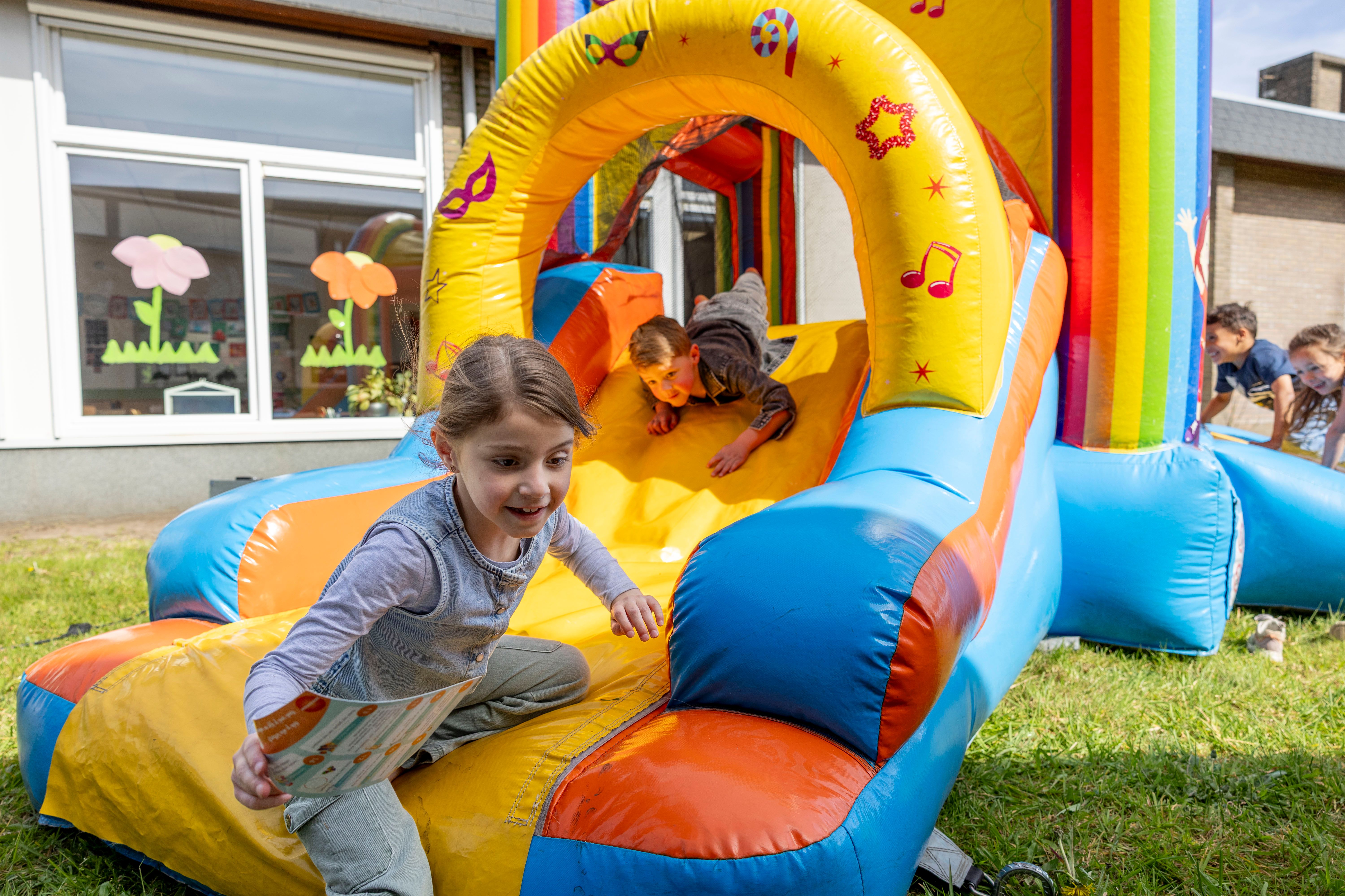 Voor de kinderen was er een springkussen en speurtocht