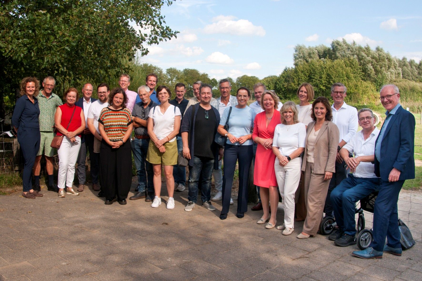 Groepsfoto bezoek gemeente Overbetuwe 15-9-2026.jpg