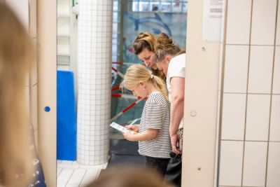 Speurtocht door het vernieuwde gebouw, hier het zwembad