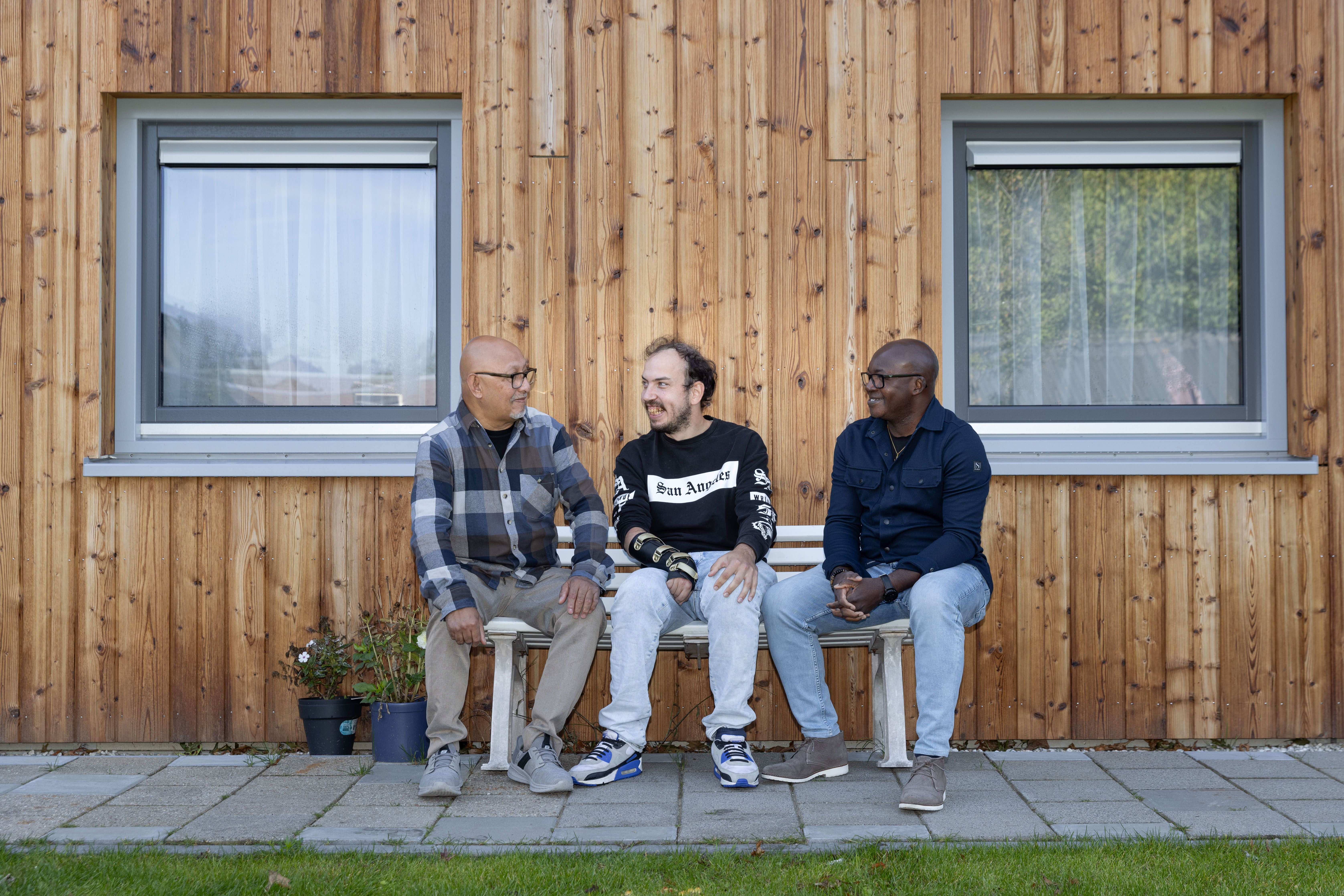 Buurman Hugo, bewoner Leander en teamleider Johannes bij Diepvoorde_Talis Thuis nov 2025.jpg