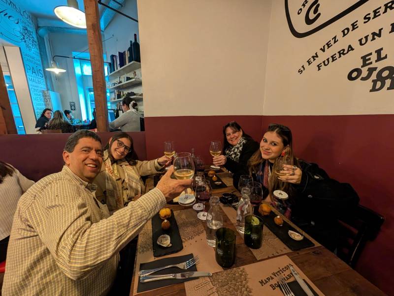 Experiencia Gastronómica en Lastarria: Vino, Comida e Historia