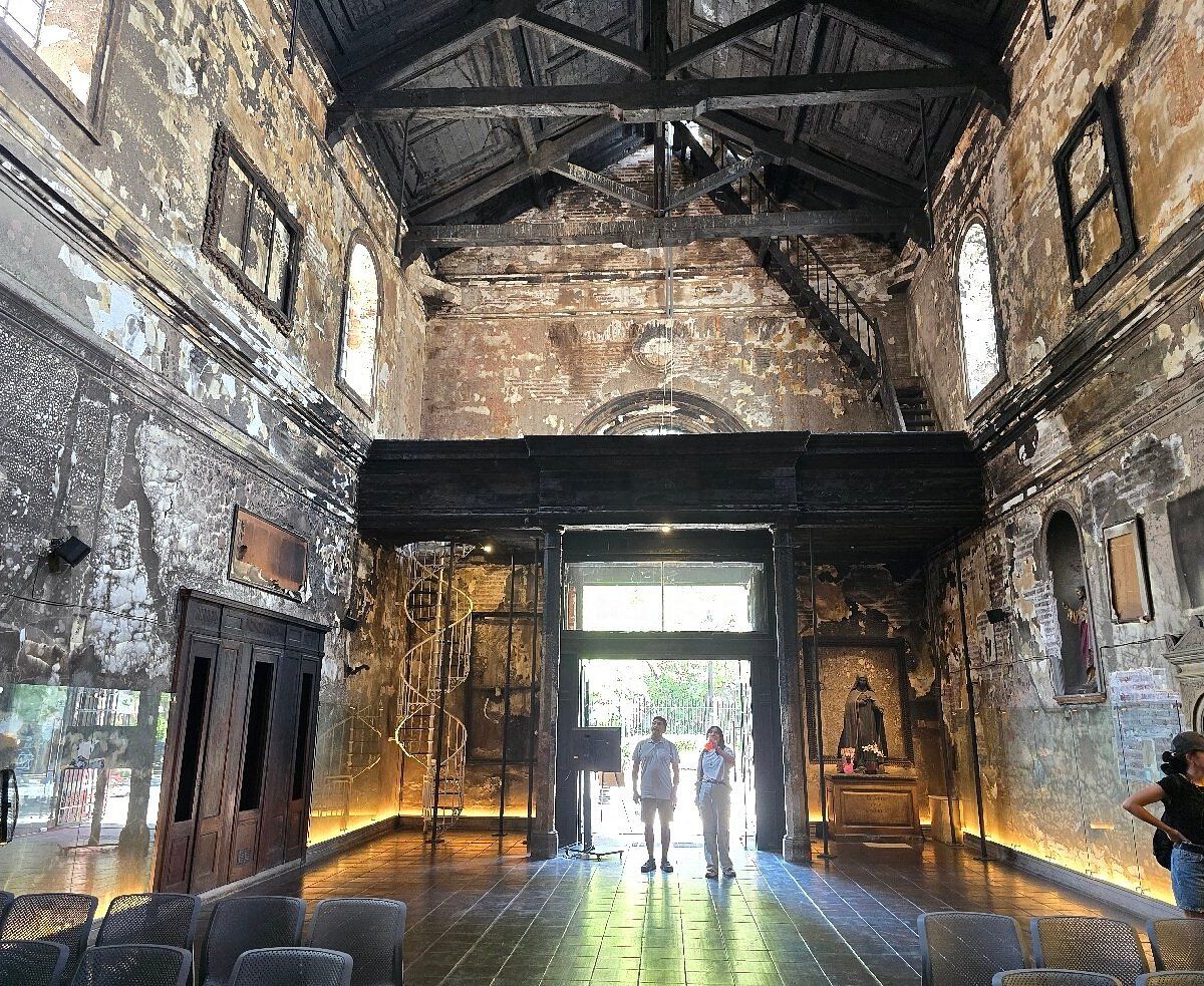 Read the fire's mark on the Iglesia de la Vera Cruz