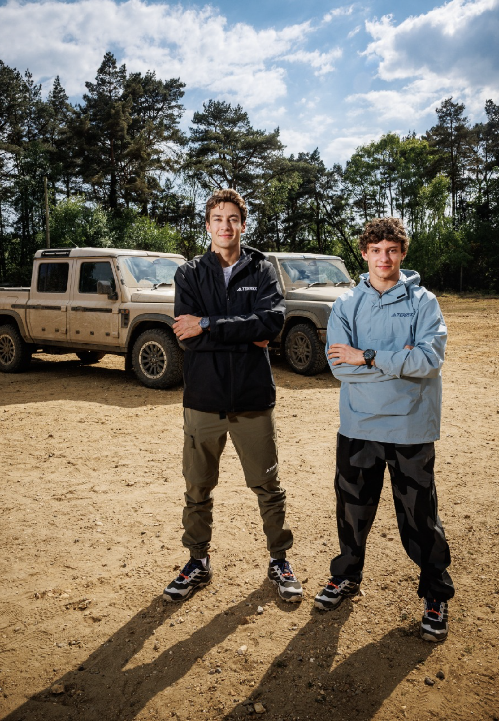 سائقان من الفورمولا 1. جنديان من قوات غرينادير. منعطف موحل واحد. جورج راسل وكيمي أنتونيلي يقودان سيارة إينيوس غرينادير خارج المسار المحدد. وعلى الطرق الوعرة.