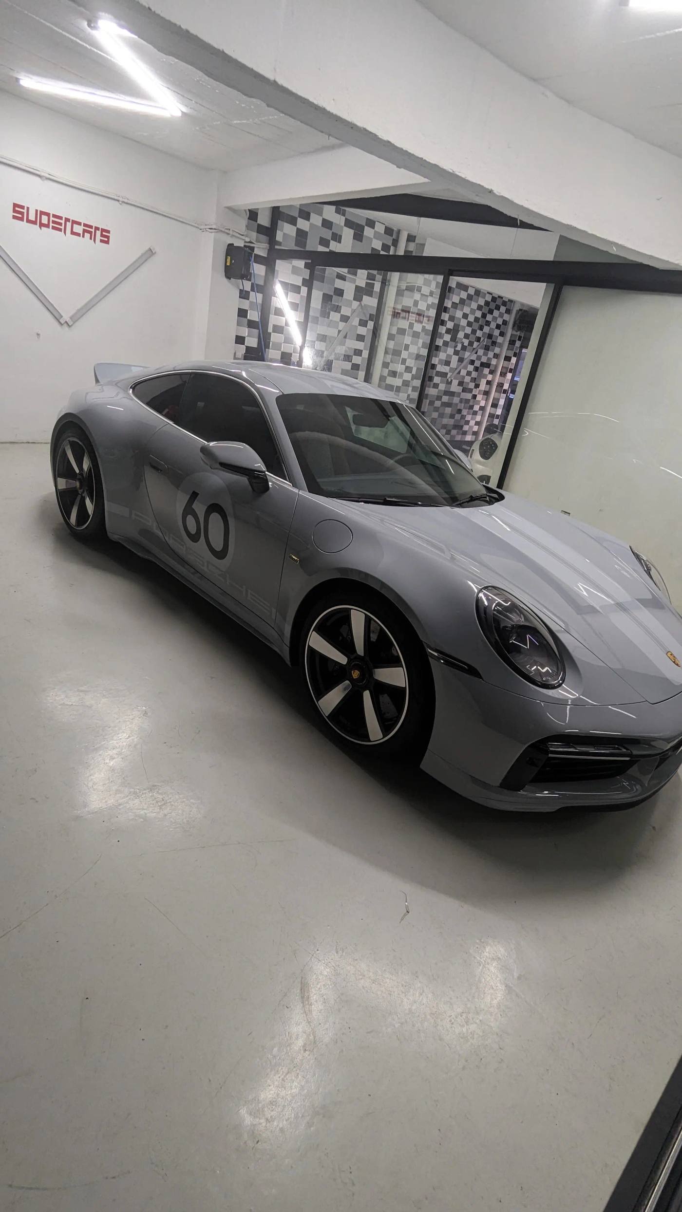 Film teinté céramique posé sur une vitre — atelier SuperCars Maroc, Casablanca