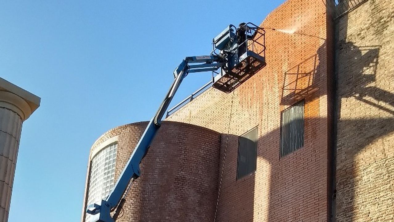 Ofrecemos un servicio especializado de hidrolavado que garantiza una limpieza profunda y efectiva para una variedad de superficies industriales y comerciales.