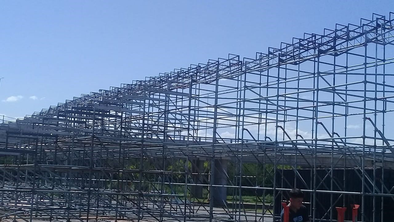 Ofrecemos un servicio especializado de armado y desarmado de estructuras multidireccionales diseñado para satisfacer las necesidades más exigentes de nuestros clientes en la industria, la construcción y los eventos.