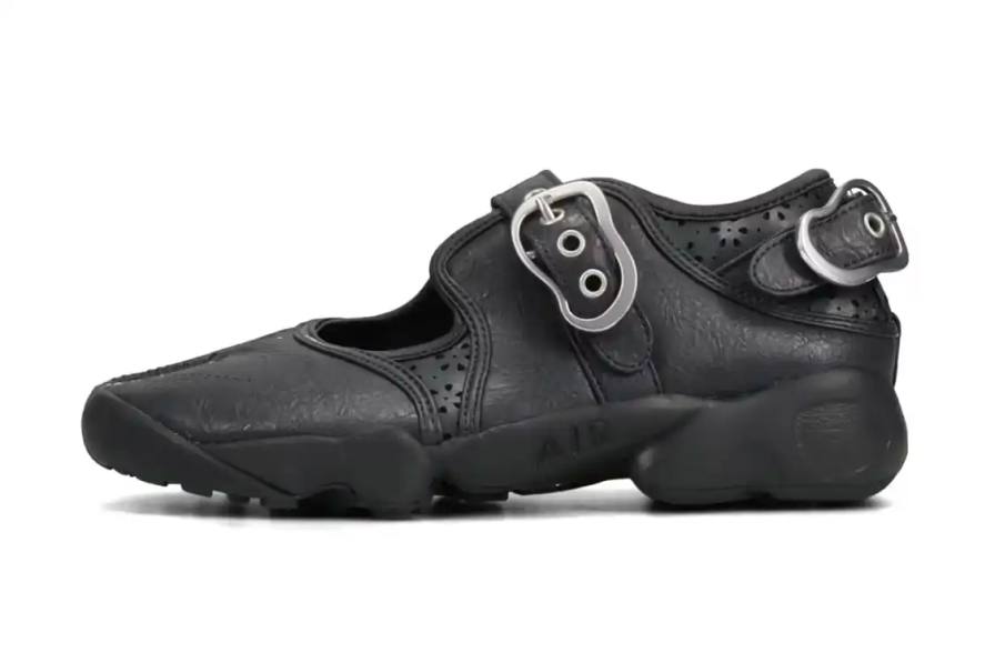 NIKE AIR RIFT LEATHER ANTHRACITE BRINGS A DARK PREMIUM UPDATE A image detailed overview of the Nike Air Rift Leather Anthracite sneaker featuring a black split-toe design and dual straps.