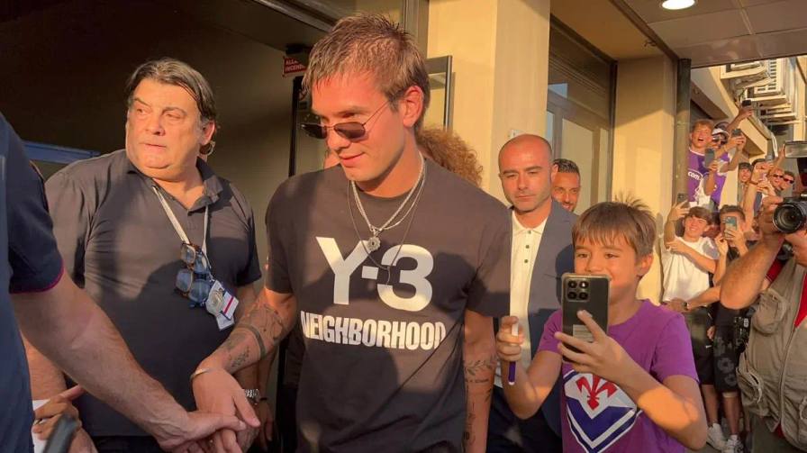 The Argentine player wore a distinct early 2000s outfit upon his arrival.