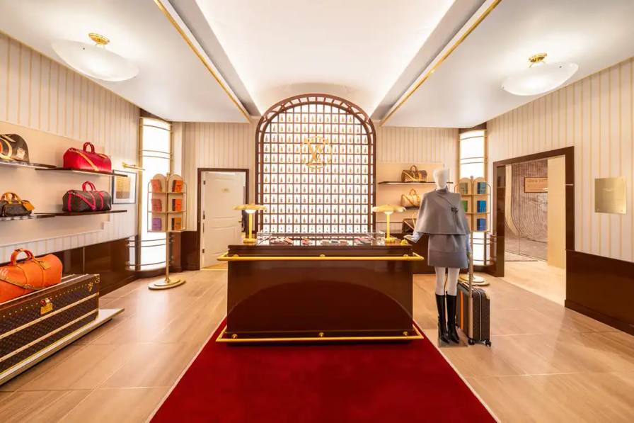 Louis Vuitton launches a hotel-themed pop-up experience at 104 Prince Street in Soho, featuring interactive rooms dedicated to signature bags and exclusive personalization services, open through April 2026.