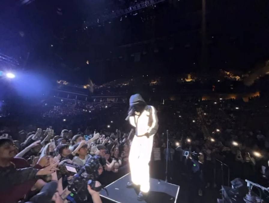 The live show creates an intimate connection through minimal stage design.