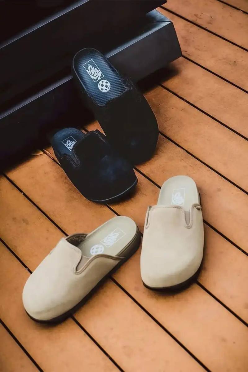 VANS HARBOR MULE SLIP-ON SURFACES AT SELECT RETAILERS image covers the new Vans Harbor Mule Slip-On, a suede slip-on shoe with faux fur lining, available in Black and Khaki colors at select Philippines retailers.