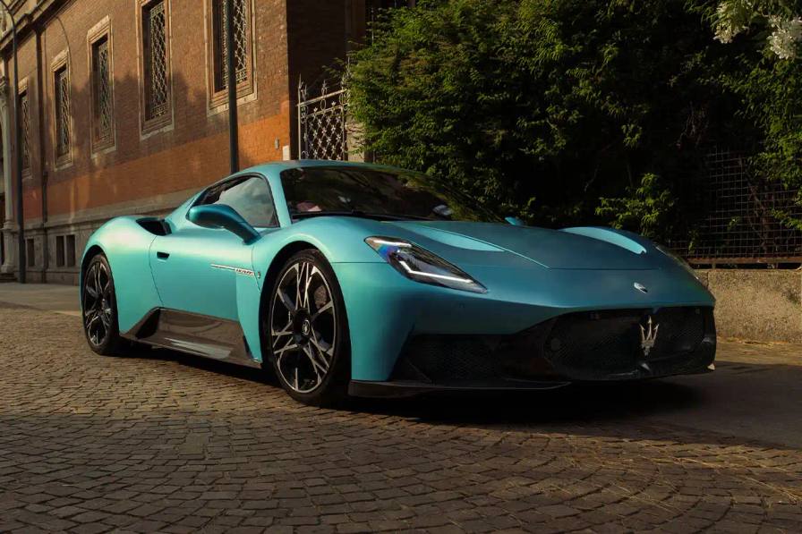 This article reports on Maserati's presentation of the MCPURA supercar at the 2025 Goodwood Festival of Speed. The content covers technical specifications including the 621-horsepower twin-turbo V6 engine, carbon fiber construction, and distinctive design features like butterfly doors. The article discusses both coupe and convertible variants, customization options, and production details. No complex graphics or multimedia elements are referenced that would require additional accessibility considerations.