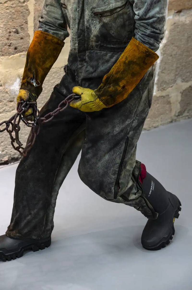 This image explains Vibram’s Extreme Works installation and examines how industrial workers use technical footwear in harsh environments.
