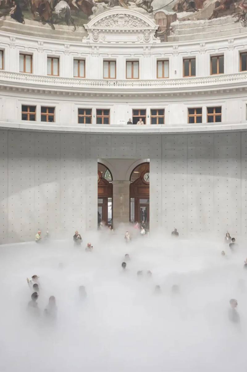 image detailing the physical properties and visitor experience of the fog artwork by Fujiko Nakaya inside the Paris museum rotunda.
