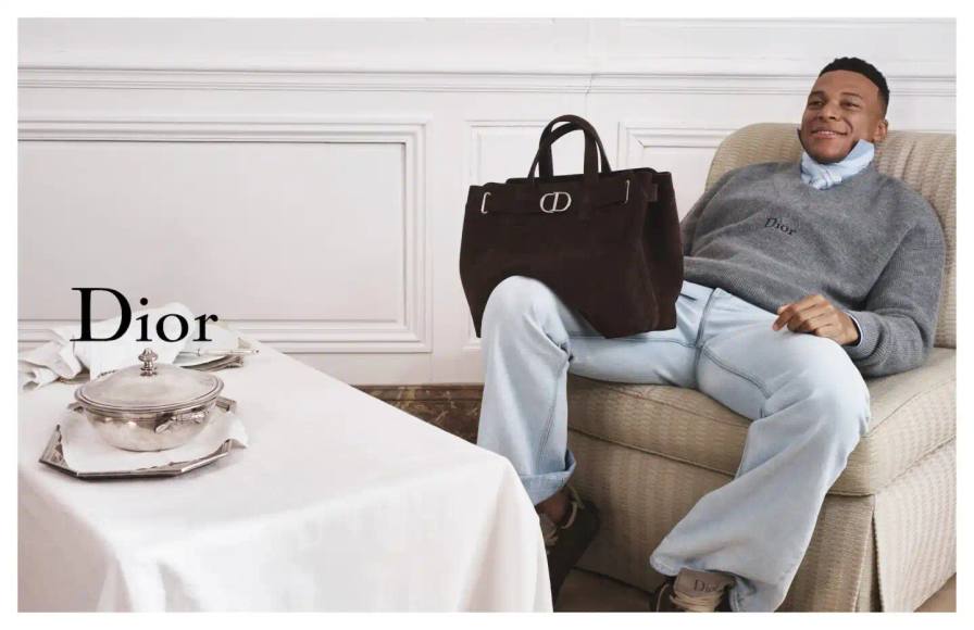 DIOR SPRING SUMMER 2026 CAMPAIGN PHOTOGRAPHED BY DAVID SIMS Black and white photographs show models in Dior's Spring Summer 2026 collection, wearing structured silhouettes and carrying updated versions of signature bags.