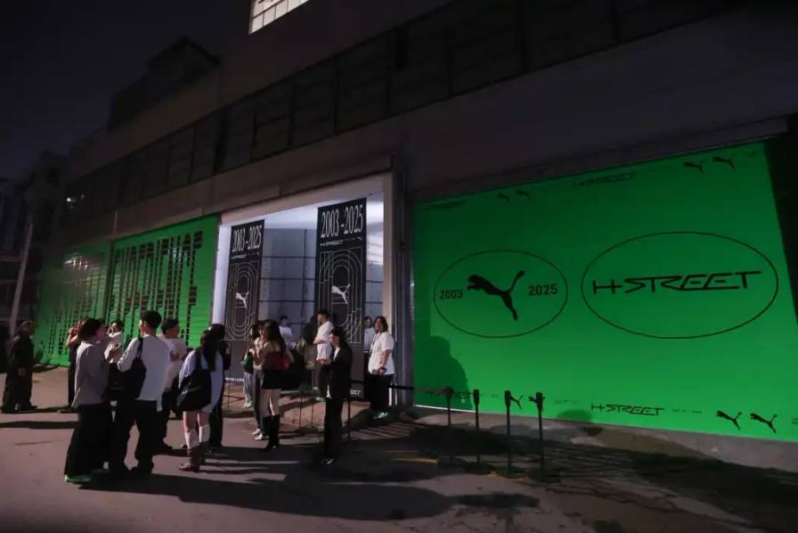image of PUMA's H-Street sneakers launch event in Seoul, describing the exhibition venue's athletics-inspired design, notable attendees including K-pop celebrity Rosé, and quotes from PUMA's Global Marketing Director. The piece explains that the exhibition is part of PUMA's Future Archives initiative honoring classic designs and mentions that it remains open to the public through May 18 with various interactive elements including styling areas, music spaces, archival displays, and group activities.