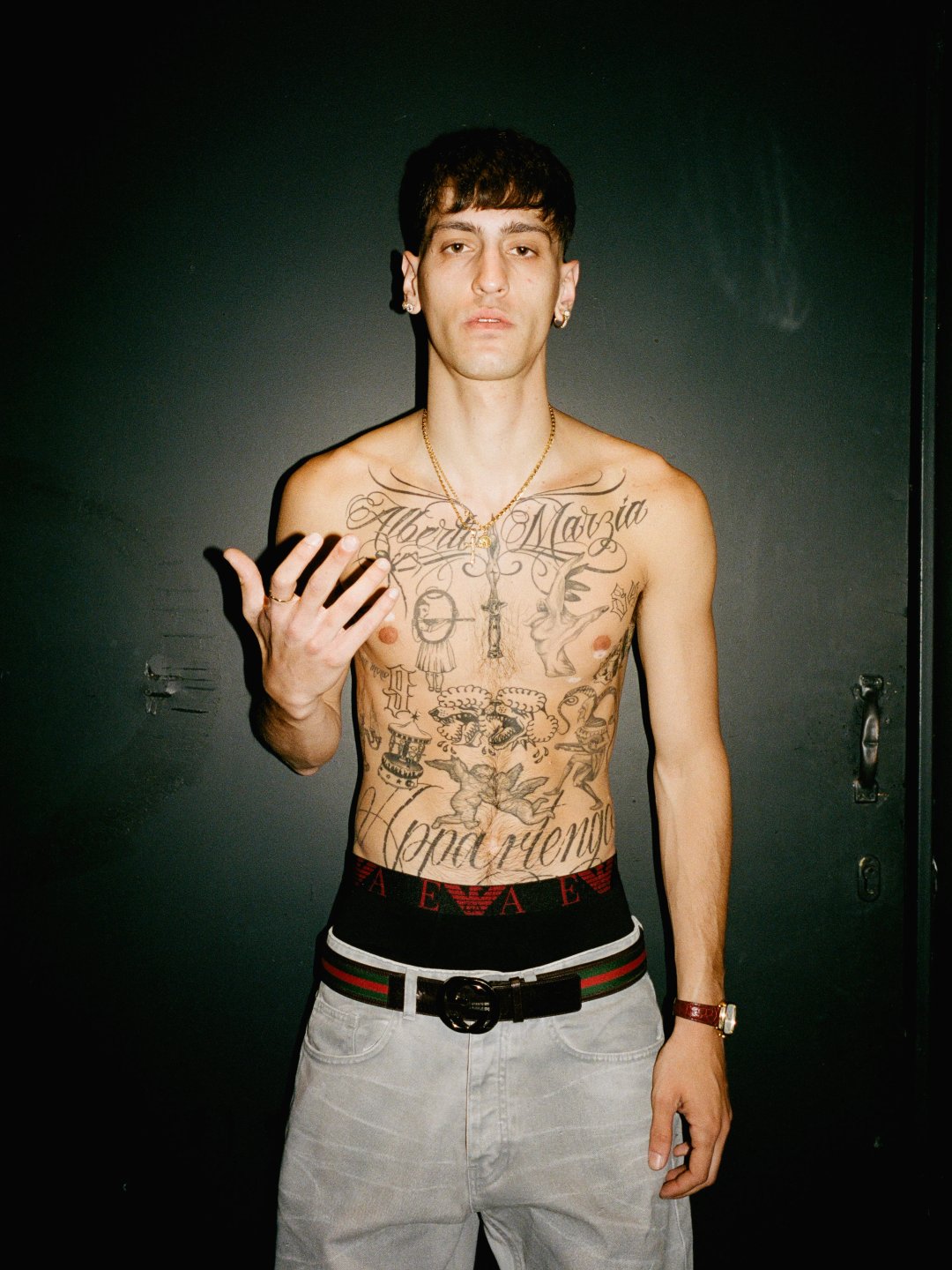 An interview with Italian rapper Promessa discussing his background in Milan and his latest album Morendo ad occhi aperti. The article covers his perspective on art versus content creation and the meaning behind his Appartengo merchandise.