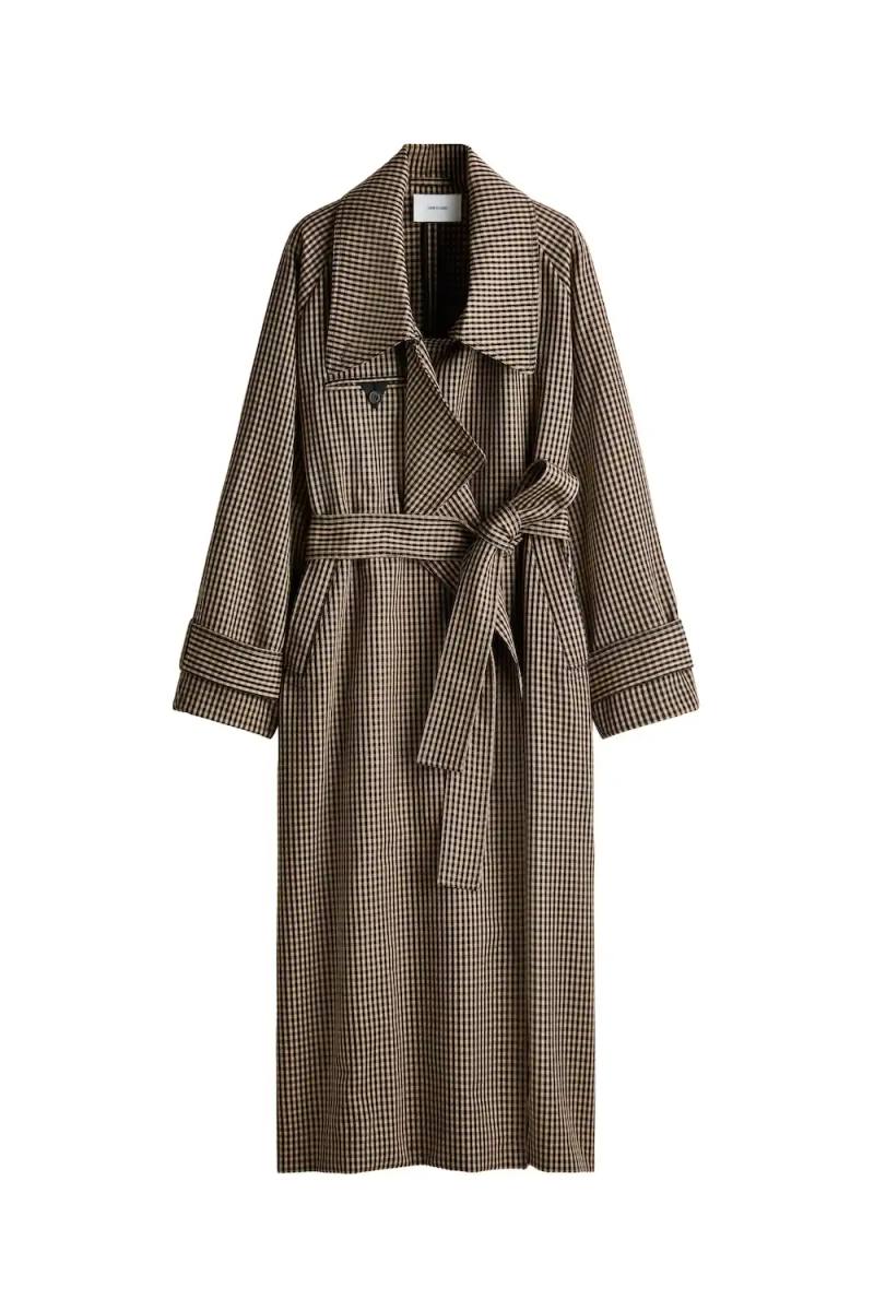 H&M Studio presents a spring/summer 2026 collection focused on individuality through asymmetric designs, contrasting colors, and adaptable pieces that challenge traditional fashion codes.