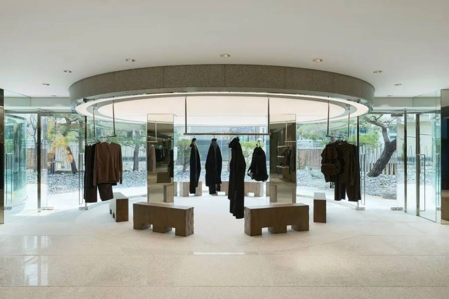 SAN SAN GEAR OPENS HANNAM STORE IN SEOUL An editorial overview detailing the layout, interior design, and location of the new San San Gear store in Hannam.