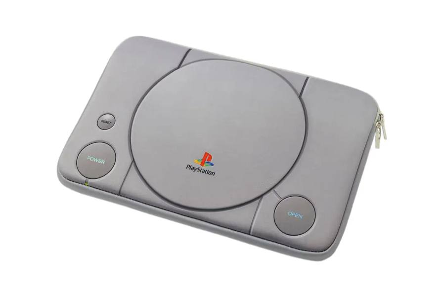 image describing the design, dimensions, price, and practical use of the new PlayStation console laptop bag from Takarajimasha.