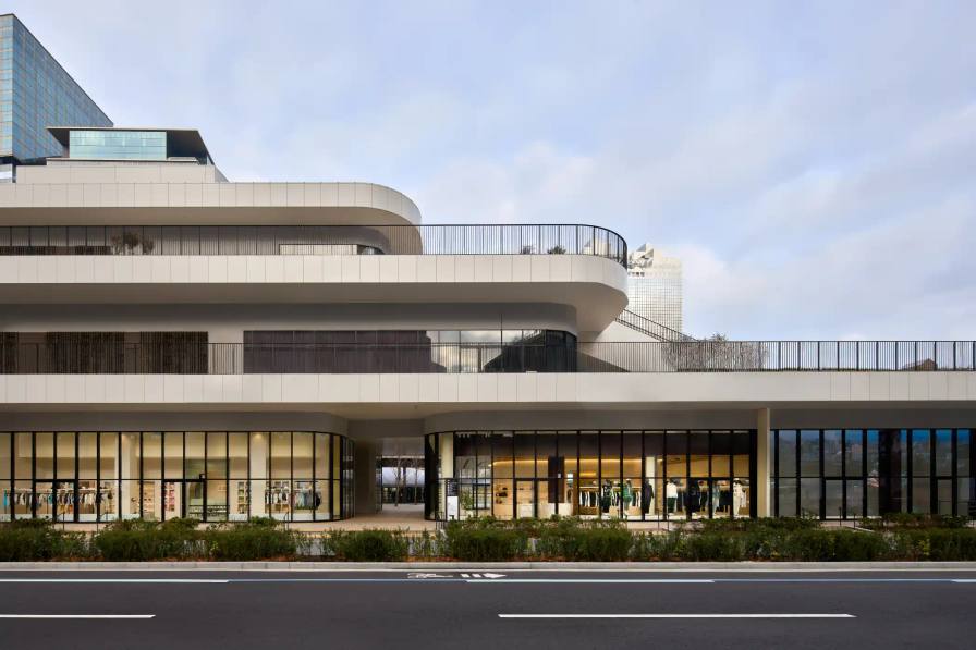 This article provides information about Kith's new Osaka flagship store opening on March 21st. It details the store's location, design features, exclusive products, and collaborations with New Balance and local brands. The article includes specific information about store layout, special merchandise, and operating hours to help readers understand what to expect when visiting.