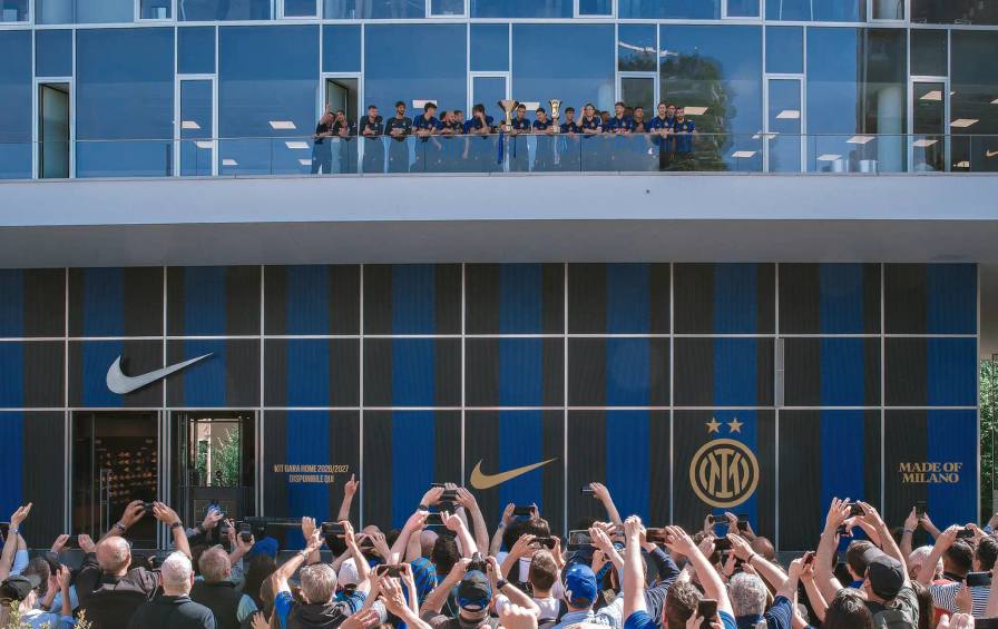 INTER MILAN AND NIKE LAUNCH 2026/27 HOME KIT An image detailing the Inter Milan kit launch event featuring Lautaro Martinez and fans at Gae Aulenti square.