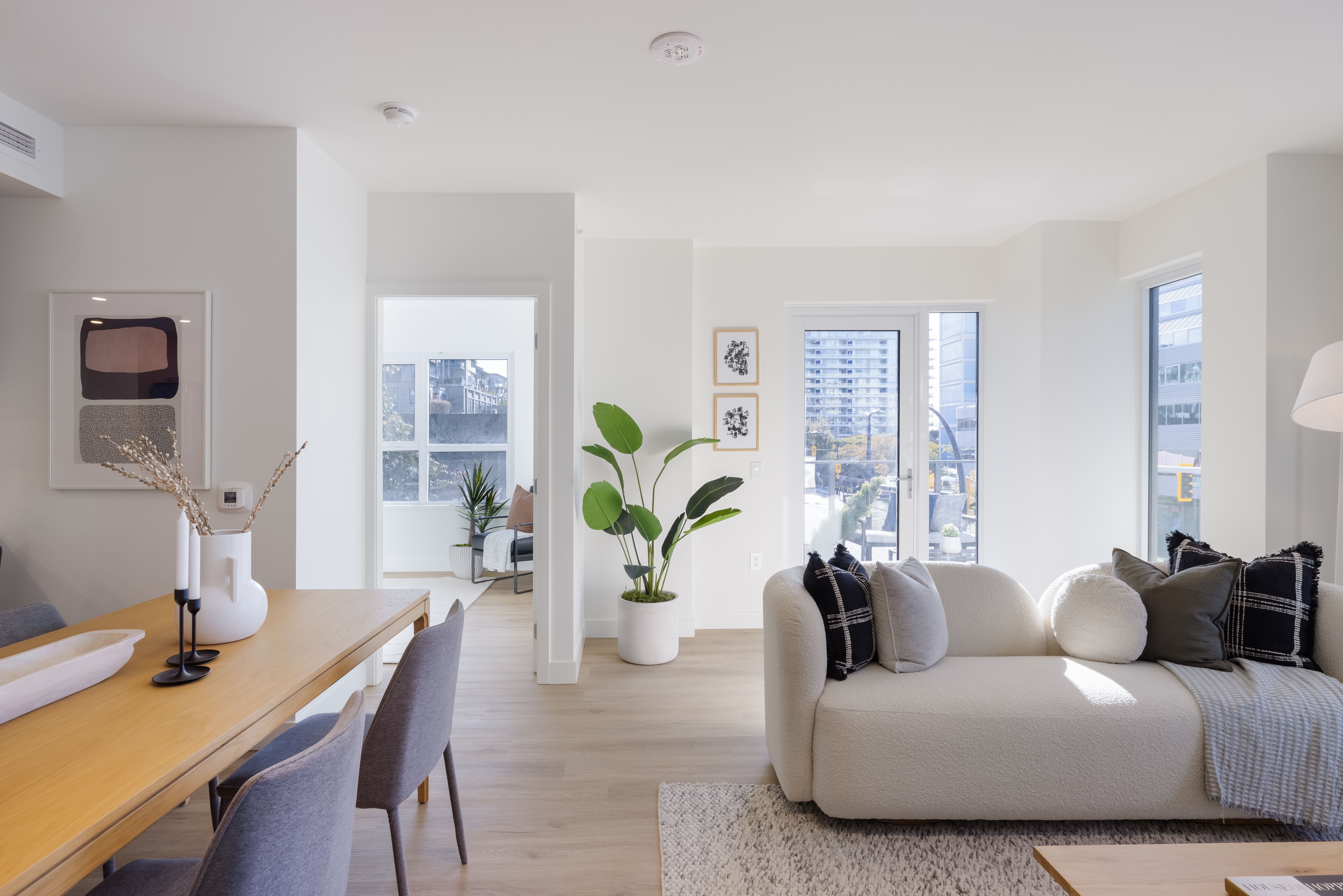 Living room with natural light and spacious extra room in Victor unit