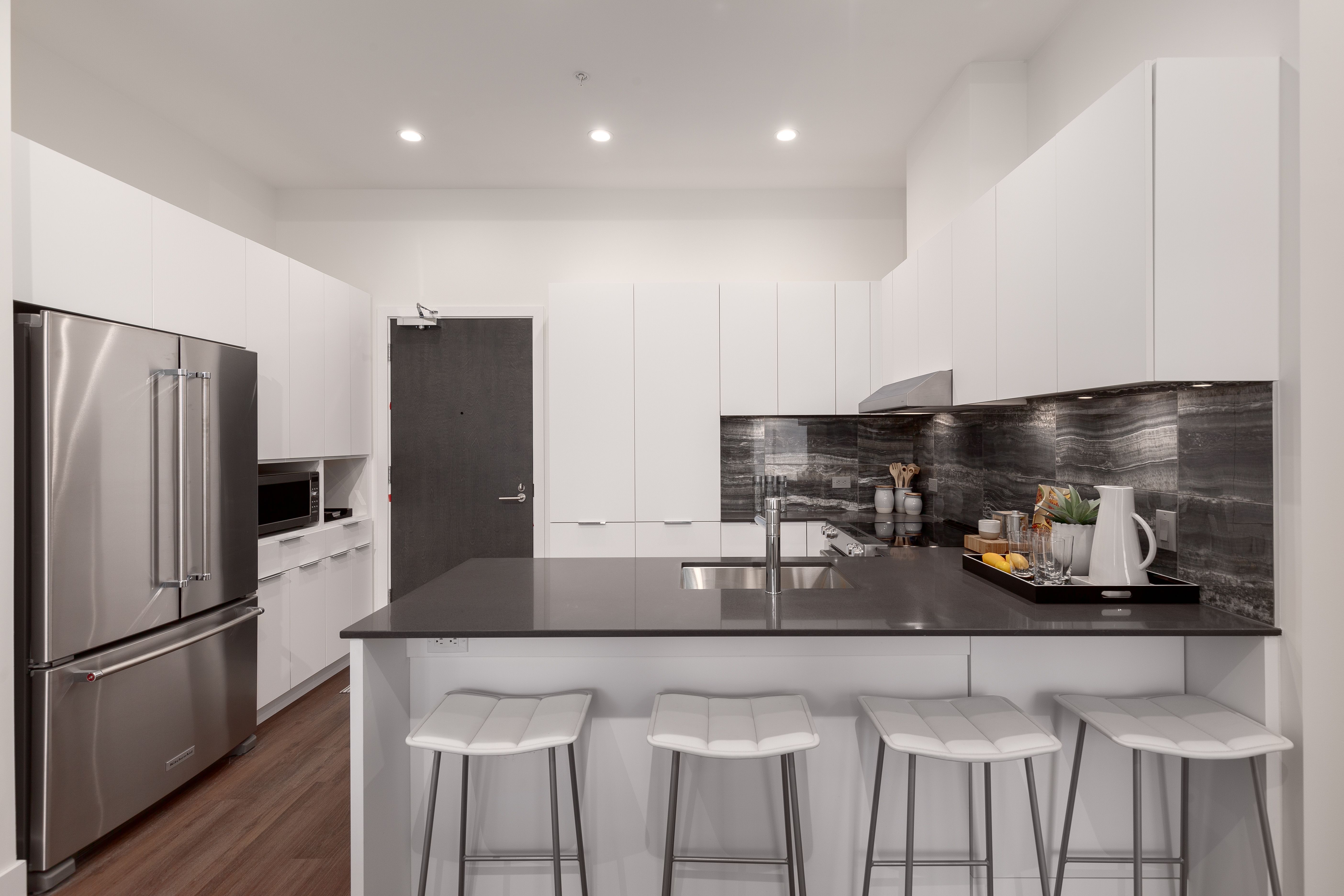 Kitchen area with modern finishes in Everlea apartment