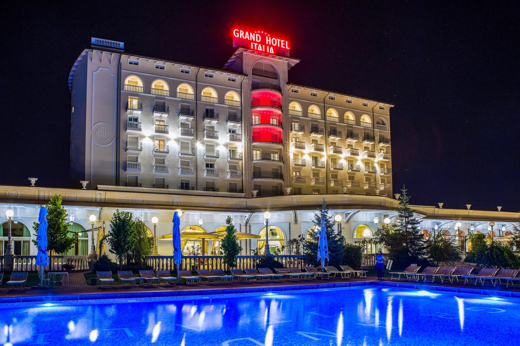 Grand Hotel Italia, Cluj-Napoca — fațada și piscina, iluminate noaptea. Arhitectură în stil italian.