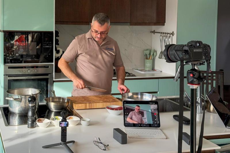 Behind the scenes la o producție de content pentru Dunărea Resort — preparare în bucătărie, setup multi-camera (DSLR Canon + iPad ca referință + DJI Osmo Pocket), echipa la lucru.