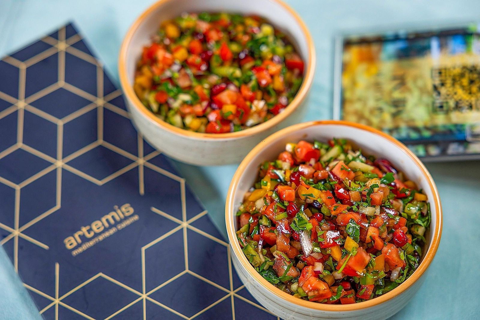 Salate mediteraneene la Artemis — meze proaspete cu rodii, ardei și ierburi