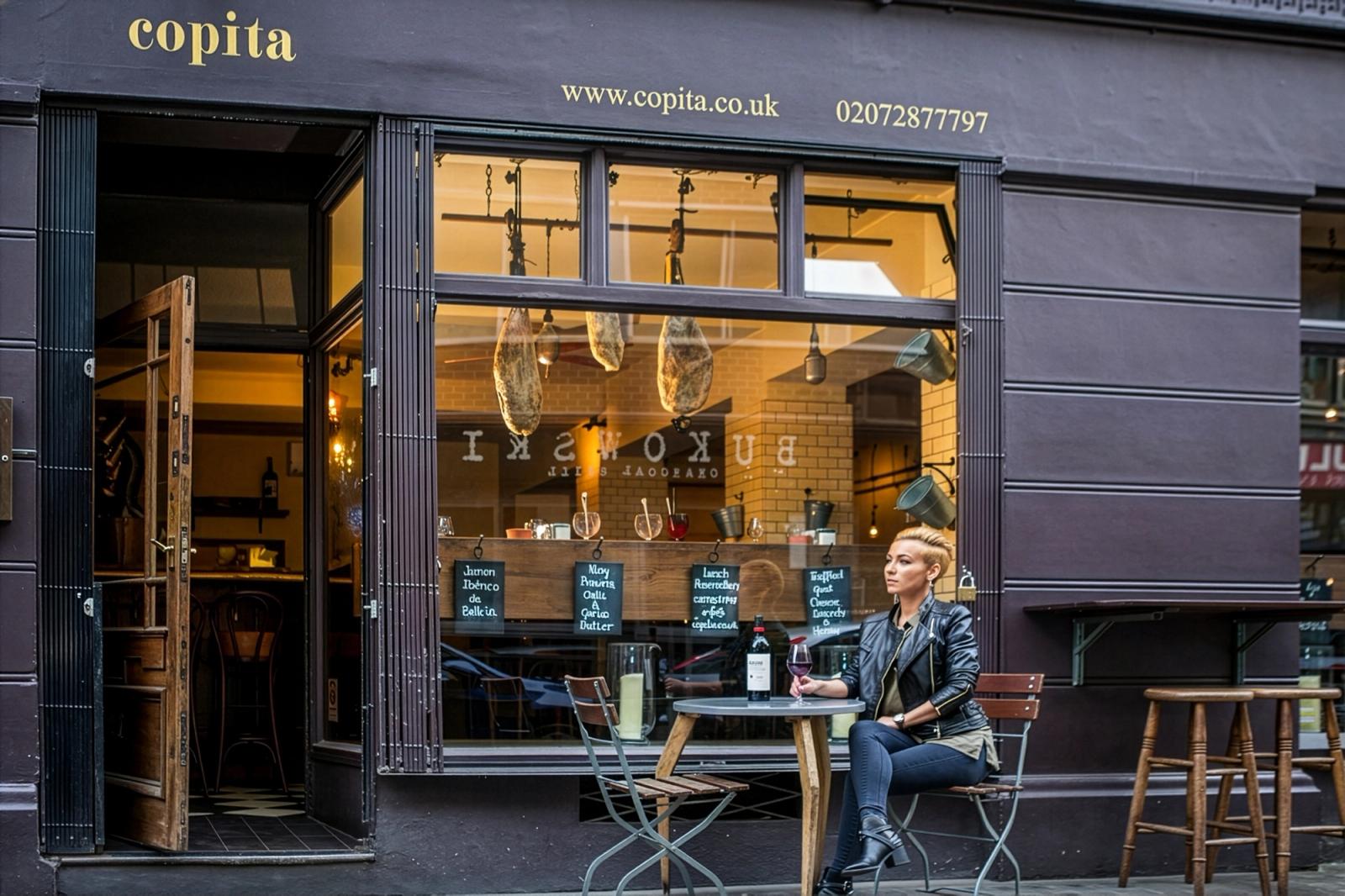 Restaurantul Copita din Londra — vitrina cu jamón ibérico și terasa stradală