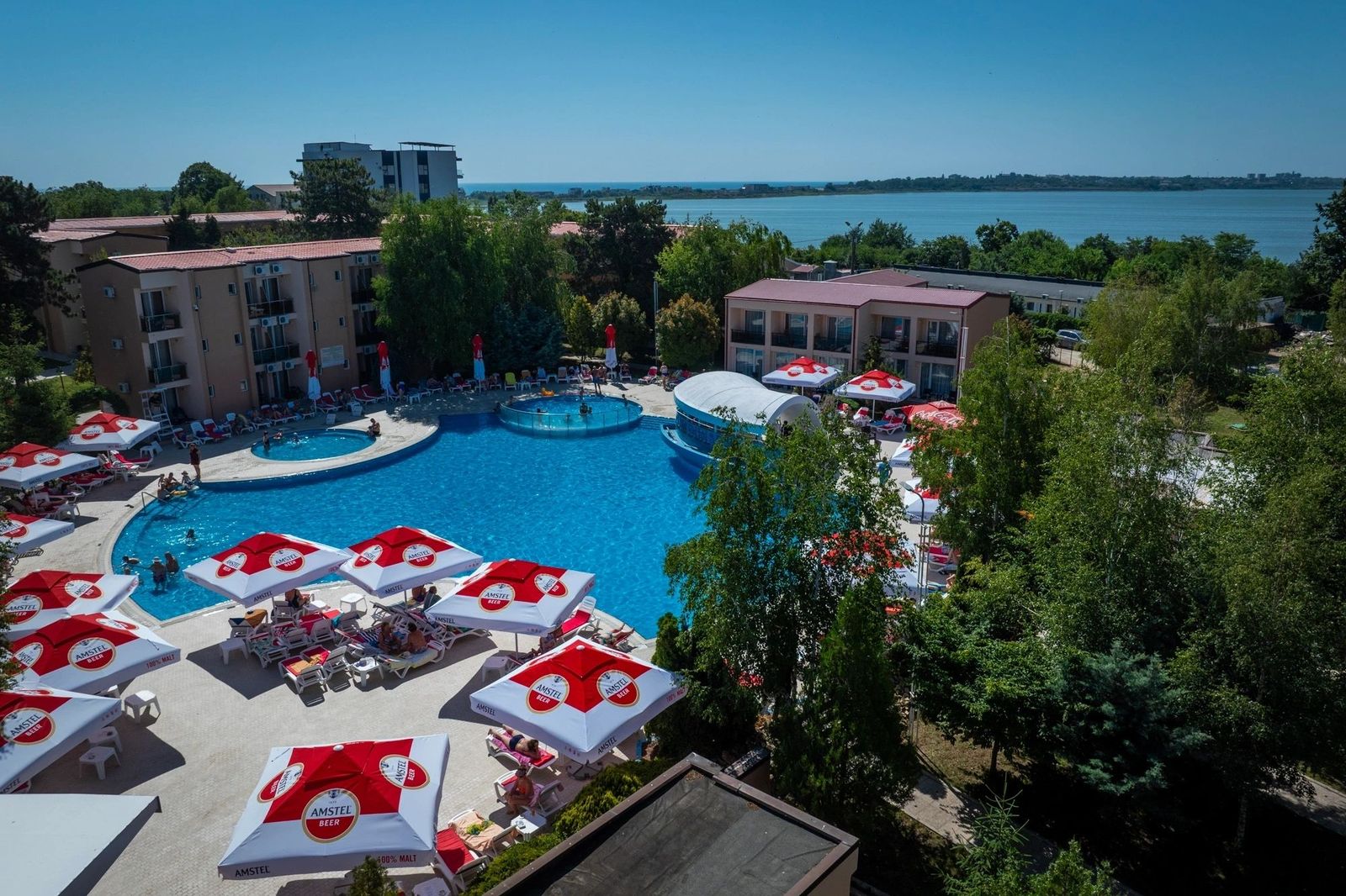 Dunărea Resort Eforie Nord vedere de la piscină, cu lacul Techirghiol în fundal 