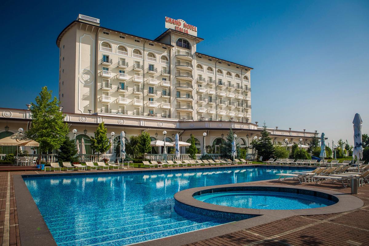 Grand Hotel Italia, Cluj-Napoca — fațada și piscina exterioară, zi de vară.