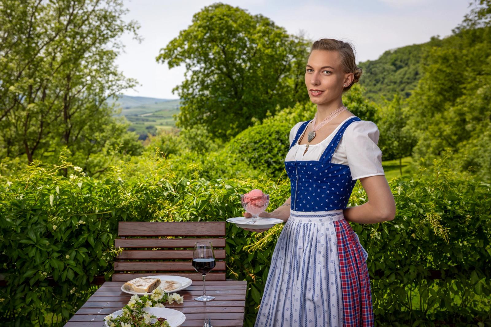 Servire în costum tradițional bavarez la Schwabenhof, Isla — Transilvania, peisaj rural