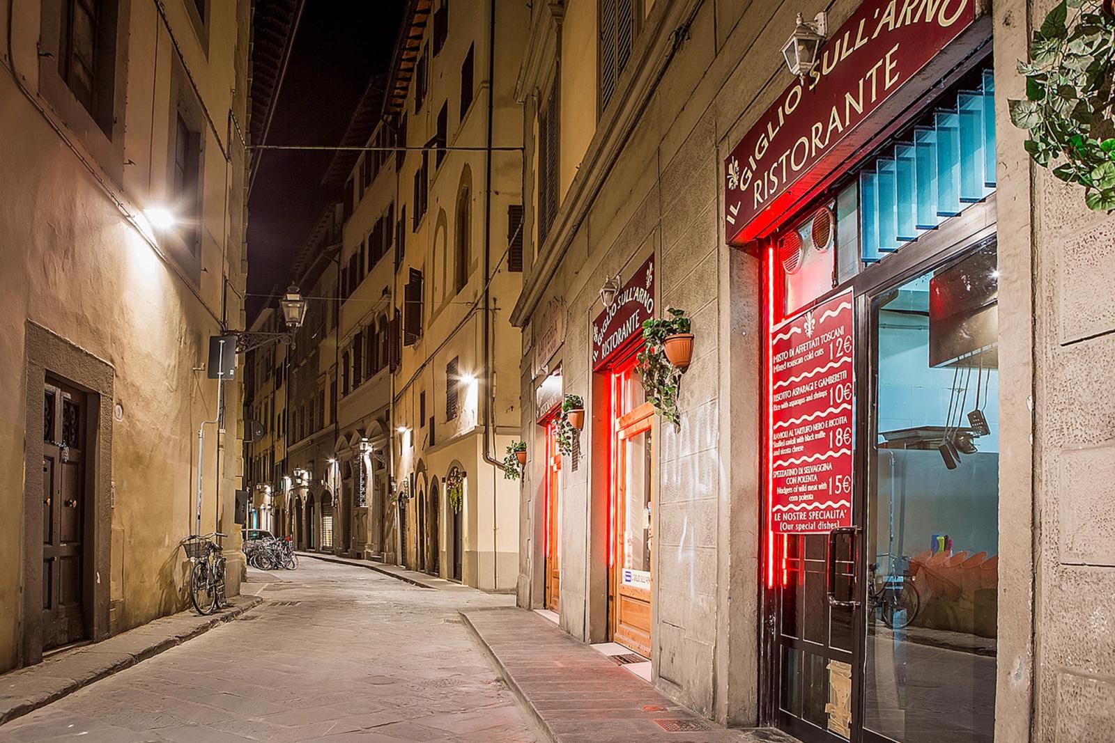 Restaurant, vedere de noapte pe o străduță ce duce la Dom