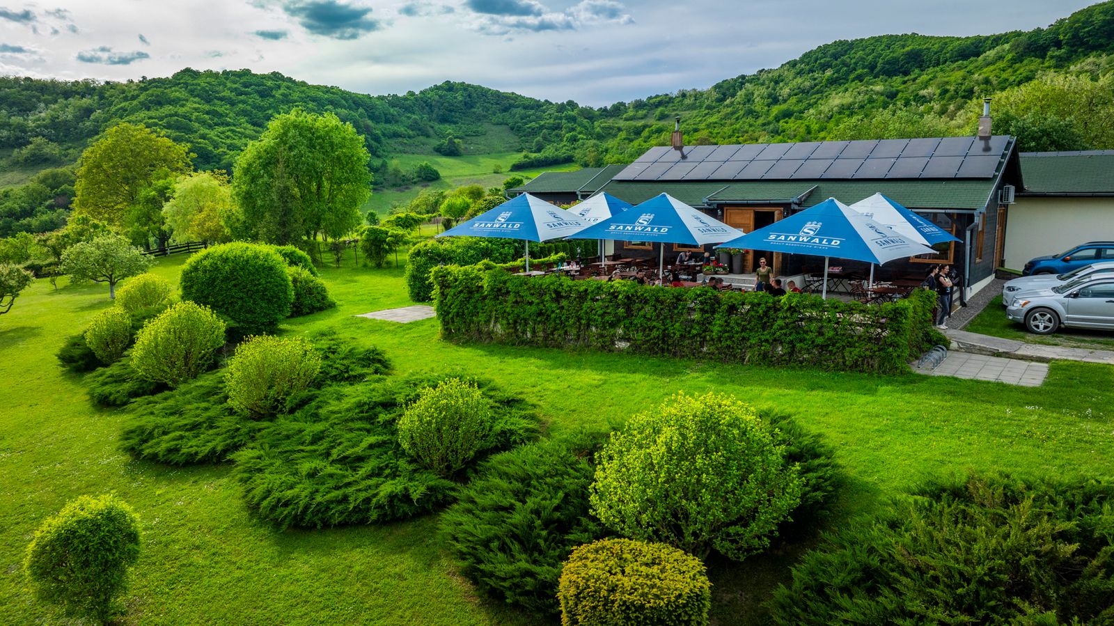 Terasa Restaurant Schwabenhof cu oaspeți, vedere drone — Bistro bavarez în peisaj rural, în apropiere de Sovata