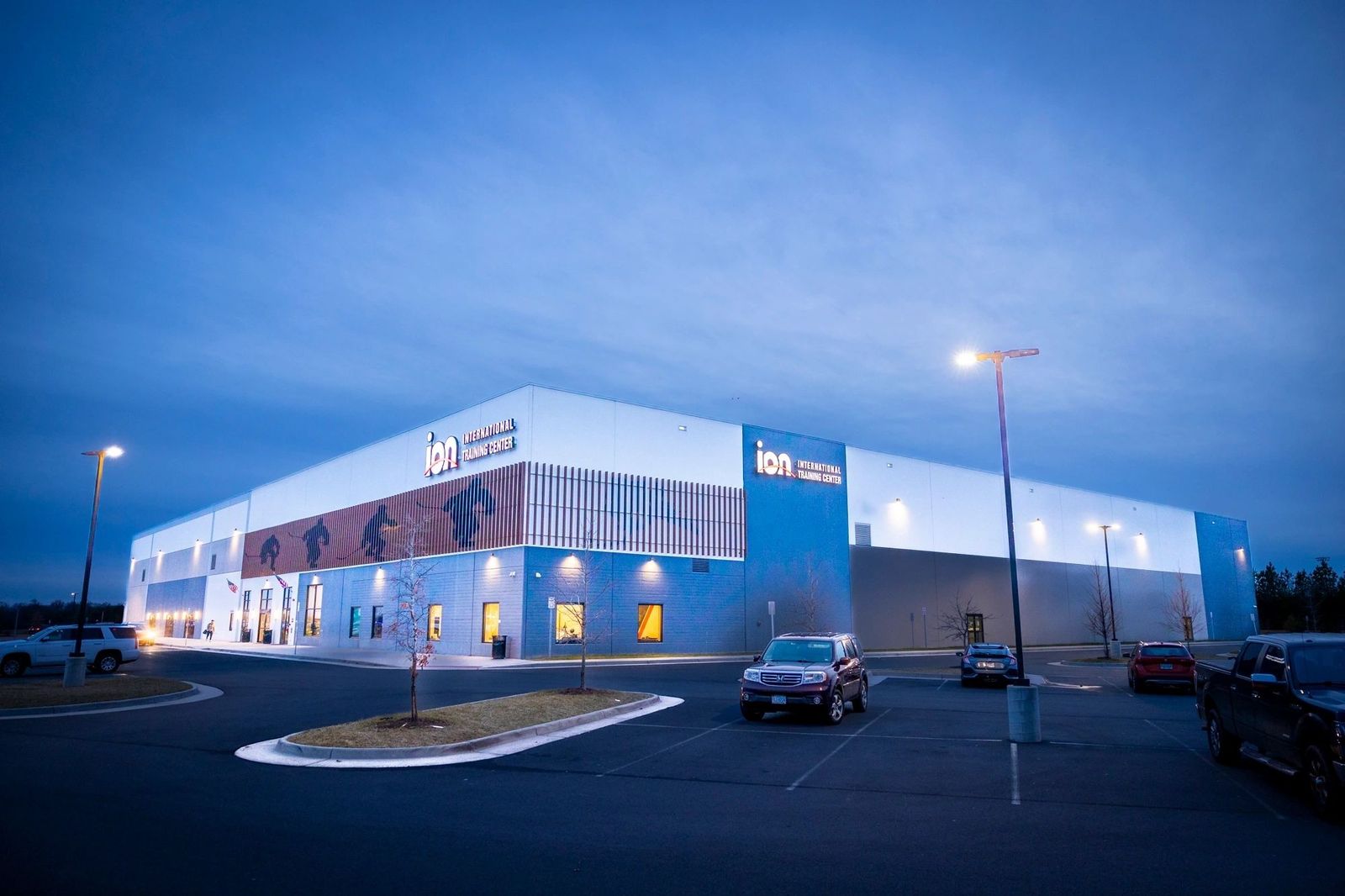 ION International Training Center, Leesburg Virginia — fațadă comercială la blue hour