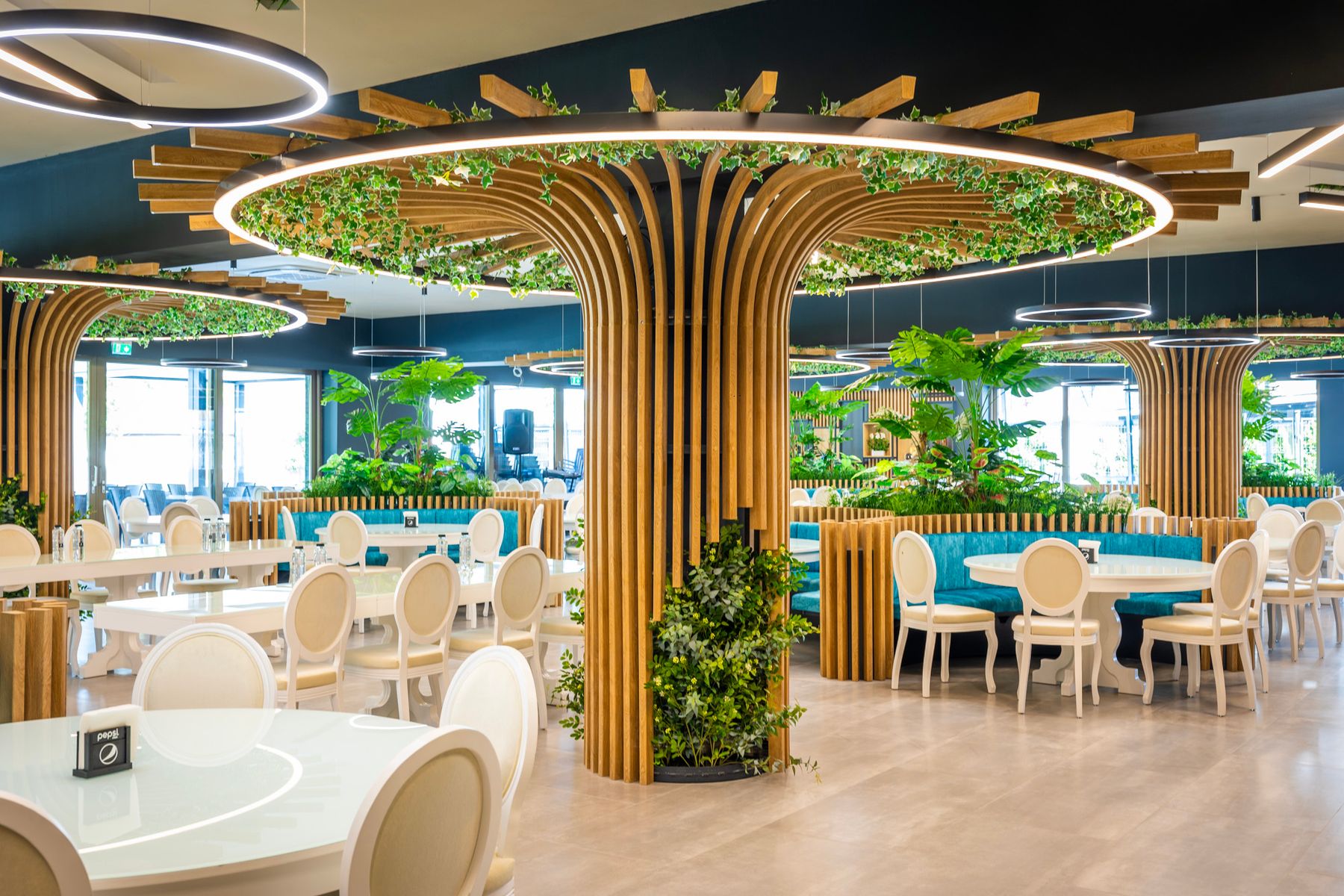 Sala de mese transformată a Dunărea Resort — design cu structuri din lemn și vegetație, după investiția de 2 milioane € din 2025