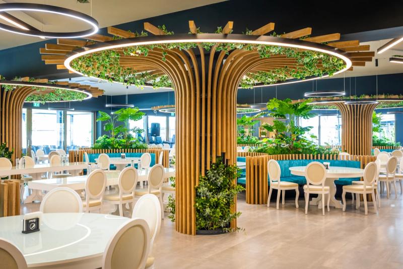 Sala de mese transformată a Dunărea Resort — design cu structuri din lemn și vegetație, după investiția de 2 milioane € din 2025